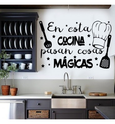 Vinilo decorativo: "En esta cocina pasan cosas mágicas"